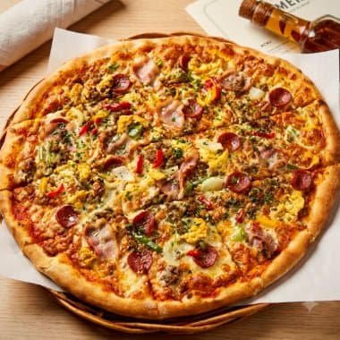 Nybakt pizza